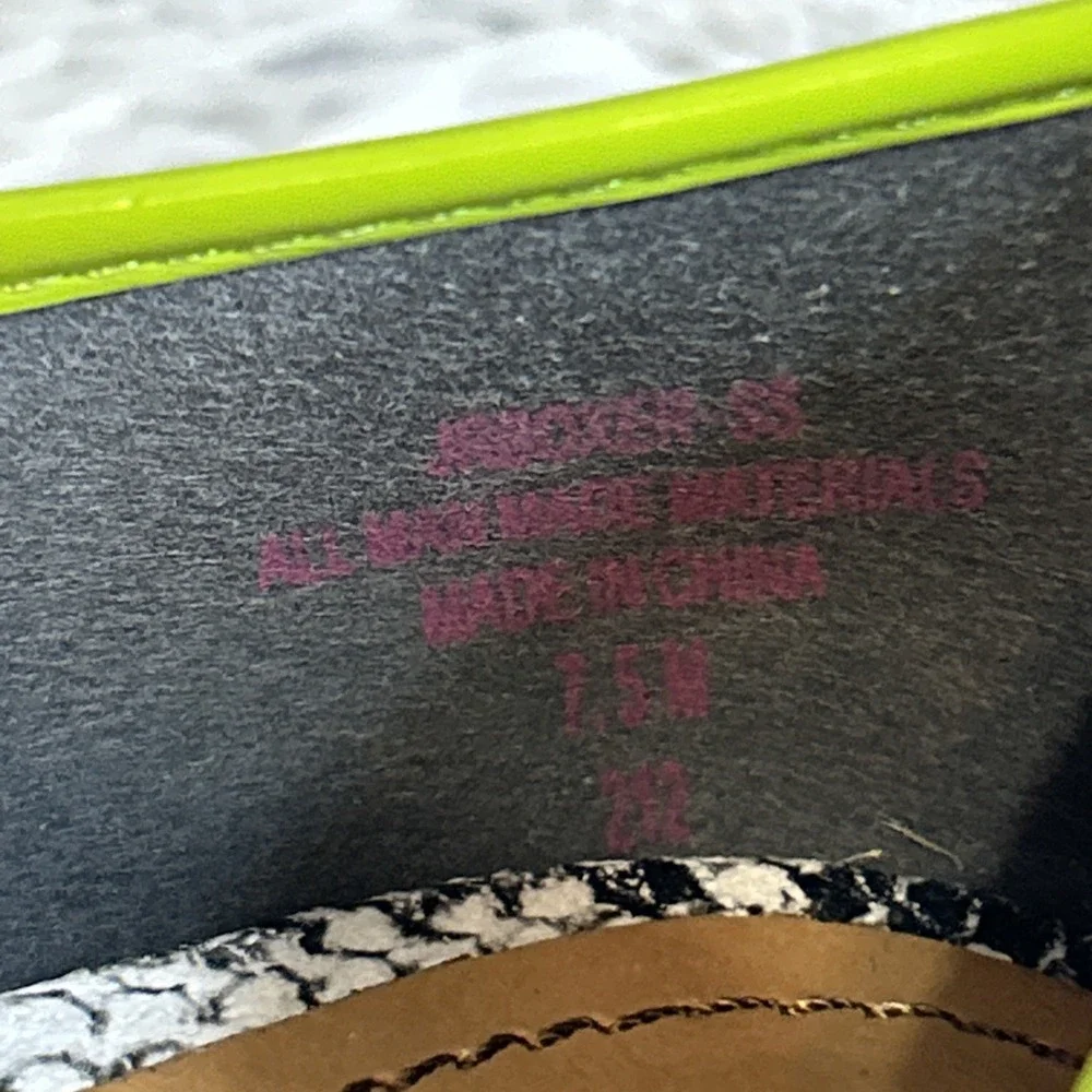 Pink & Pepper Ballet Flats 7.5 M Black White Snakeskin Leatherette Studded Green